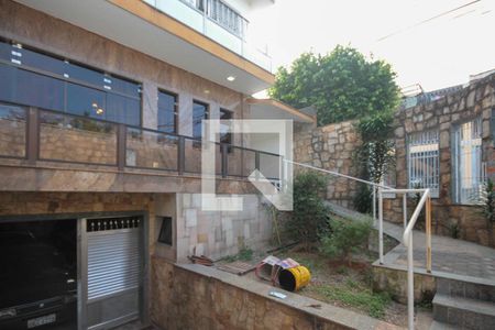 Casa à venda com 315m², 3 quartos e 7 vagas Casa à venda com 315m², 3 quartos e 7 vagasfrente da casa