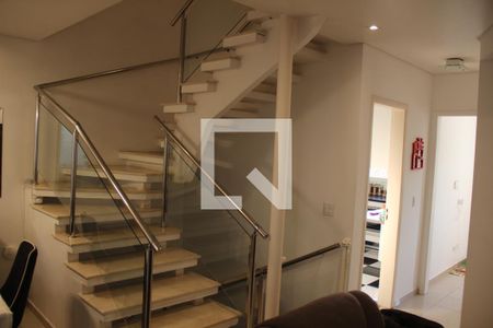 Escada de casa de condomínio para alugar com 4 quartos, 168m² em Jardim Rebelato, Cotia