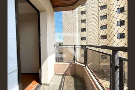 Apartamento à venda com 75m², 3 quartos e 2 vagas Apartamento à venda com 75m², 3 quartos e 2 vagasVaranda Quarto 1