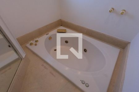 Apartamento à venda com 461m², 3 quartos e 5 vagas Apartamento à venda com 461m², 3 quartos e 5 vagasBanheiro da Suíte 3