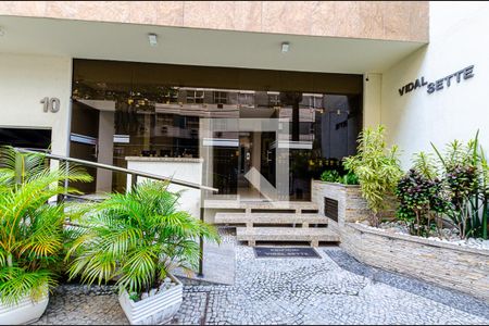 Apartamento à venda com 210m², 4 quartos e 2 vagas Apartamento à venda com 210m², 4 quartos e 2 vagasEntrada