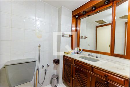 Apartamento à venda com 210m², 4 quartos e 2 vagas Apartamento à venda com 210m², 4 quartos e 2 vagasBanheiro da Suite 1