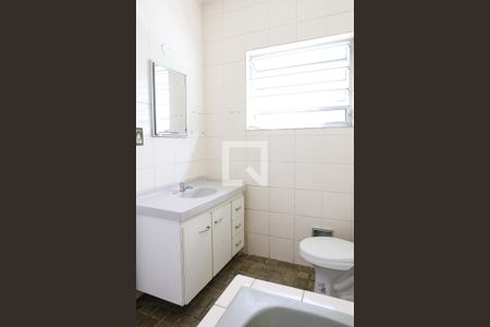 Casa à venda com 240m², 4 quartos e 4 vagasBanheiro da Suite