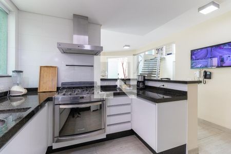 Casa à venda com 302m², 4 quartos e 4 vagas Casa à venda com 302m², 4 quartos e 4 vagasCozinha