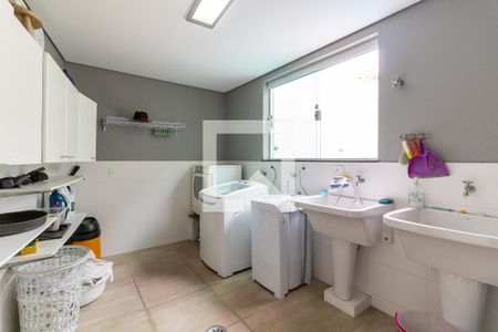 Casa à venda com 302m², 4 quartos e 4 vagas Casa à venda com 302m², 4 quartos e 4 vagasLavanderia