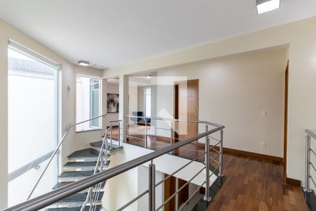 Casa à venda com 302m², 4 quartos e 4 vagas Casa à venda com 302m², 4 quartos e 4 vagasHall dos Quartos