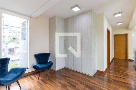 Casa à venda com 302m², 4 quartos e 4 vagas Casa à venda com 302m², 4 quartos e 4 vagasHall dos Quartos