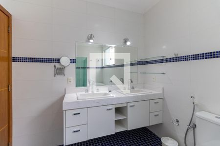 Casa à venda com 302m², 4 quartos e 4 vagas Casa à venda com 302m², 4 quartos e 4 vagasBanheiro da Suíte 1