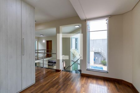 Casa à venda com 302m², 4 quartos e 4 vagas Casa à venda com 302m², 4 quartos e 4 vagasHall dos Quartos