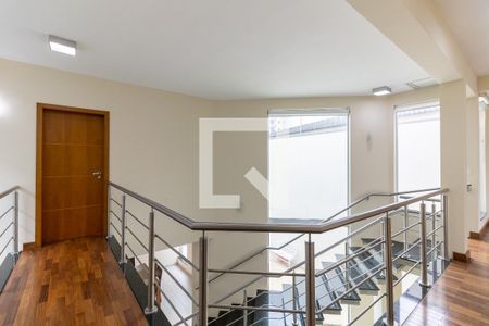 Casa à venda com 302m², 4 quartos e 4 vagas Casa à venda com 302m², 4 quartos e 4 vagasHall dos Quartos