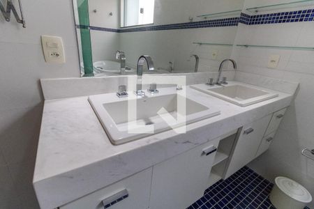 Casa à venda com 302m², 4 quartos e 4 vagas Casa à venda com 302m², 4 quartos e 4 vagasBanheiro da Suíte 1