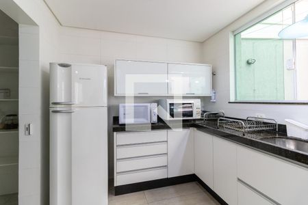 Casa à venda com 302m², 4 quartos e 4 vagas Casa à venda com 302m², 4 quartos e 4 vagasCozinha