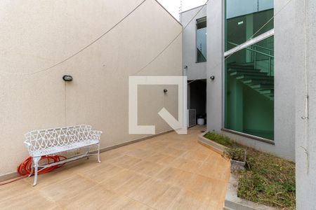 Casa à venda com 302m², 4 quartos e 4 vagas Casa à venda com 302m², 4 quartos e 4 vagasQuintal