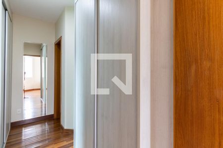 Casa à venda com 302m², 4 quartos e 4 vagas Casa à venda com 302m², 4 quartos e 4 vagasCloset da Suíte 1