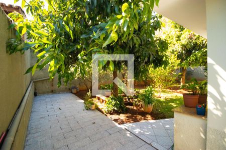 Casa à venda com 230m², 4 quartos e 4 vagas Casa à venda com 230m², 4 quartos e 4 vagasQuintal