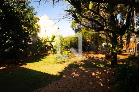 Casa à venda com 230m², 4 quartos e 4 vagas Casa à venda com 230m², 4 quartos e 4 vagasQuintalQuintal