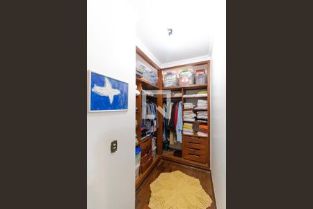 Casa à venda com 230m², 4 quartos e 4 vagas Casa à venda com 230m², 4 quartos e 4 vagasCloset da Suíte 02