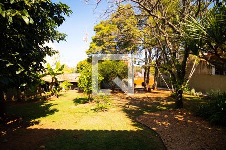 Casa à venda com 230m², 4 quartos e 4 vagas Casa à venda com 230m², 4 quartos e 4 vagasQuintal