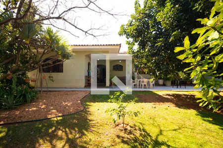 Casa à venda com 230m², 4 quartos e 4 vagas Casa à venda com 230m², 4 quartos e 4 vagasFachada