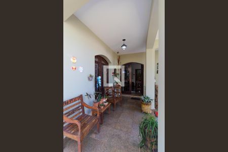 Casa à venda com 230m², 4 quartos e 4 vagas Casa à venda com 230m², 4 quartos e 4 vagasVaranda