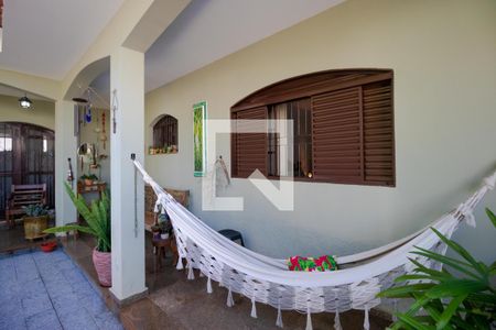 Casa à venda com 230m², 4 quartos e 4 vagas Casa à venda com 230m², 4 quartos e 4 vagasVaranda