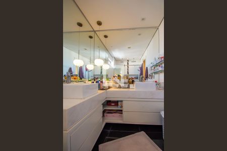 Apartamento à venda com 224m², 3 quartos e 2 vagas Apartamento à venda com 224m², 3 quartos e 2 vagasBanheiro da Suíte 1