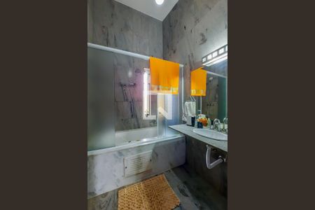 Casa à venda com 388m², 4 quartos e 4 vagas Casa à venda com 388m², 4 quartos e 4 vagasBanheiro da Suíte 2