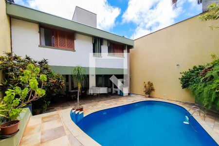 Casa à venda com 388m², 4 quartos e 4 vagas Casa à venda com 388m², 4 quartos e 4 vagasPiscina