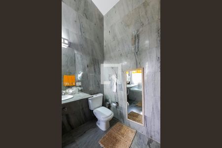 Casa à venda com 388m², 4 quartos e 4 vagas Casa à venda com 388m², 4 quartos e 4 vagasBanheiro da Suíte 2