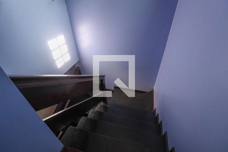 Casa à venda com 280m², 5 quartos e 1 vaga Casa à venda com 280m², 5 quartos e 1 vagaEscada