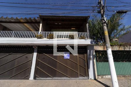 Casa à venda com 250m², 3 quartos e 2 vagas Casa à venda com 250m², 3 quartos e 2 vagasFachada