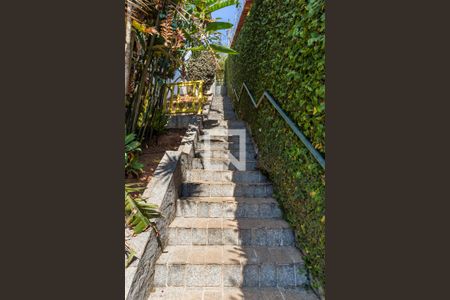 Casa de condomínio para alugar com 750m², 4 quartos e 2 vagas Casa de condomínio para alugar com 750m², 4 quartos e 2 vagasEscada