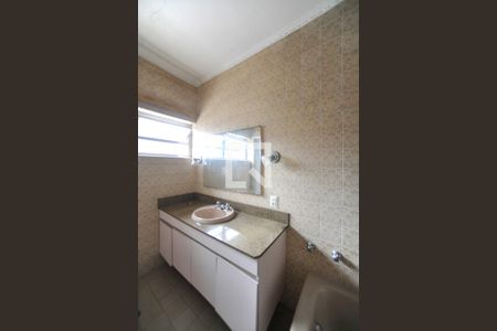 Casa à venda com 240m², 3 quartos e 3 vagasBanheiro da Suíte