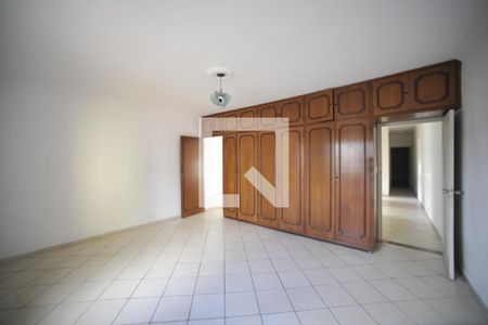 Casa à venda com 240m², 3 quartos e 3 vagasSuíte