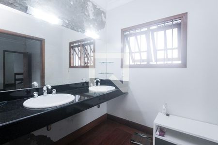 Casa à venda com 333m², 4 quartos e 5 vagas Casa à venda com 333m², 4 quartos e 5 vagasBanheiro suite 2