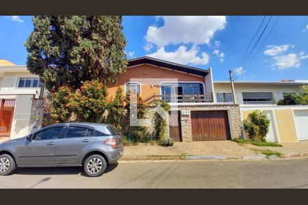 Casa à venda com 258m², 3 quartos e 4 vagas Casa à venda com 258m², 3 quartos e 4 vagasFachada