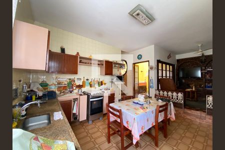 Casa à venda com 300m², 4 quartos e 2 vagas Casa à venda com 300m², 4 quartos e 2 vagasCozinha