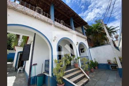 Casa à venda com 300m², 4 quartos e 2 vagas Casa à venda com 300m², 4 quartos e 2 vagasFrente