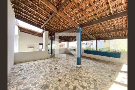 Casa à venda com 300m², 4 quartos e 2 vagas Casa à venda com 300m², 4 quartos e 2 vagasTerraço