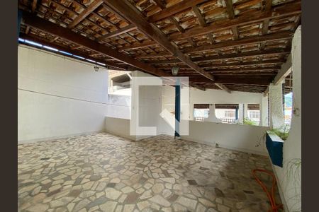 Casa à venda com 300m², 4 quartos e 2 vagas Casa à venda com 300m², 4 quartos e 2 vagasTerraço