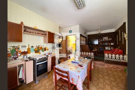 Casa à venda com 300m², 4 quartos e 2 vagas Casa à venda com 300m², 4 quartos e 2 vagasCozinha