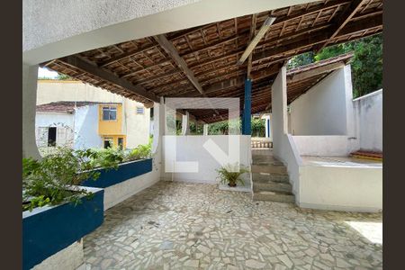 Casa à venda com 300m², 4 quartos e 2 vagas Casa à venda com 300m², 4 quartos e 2 vagasTerraço