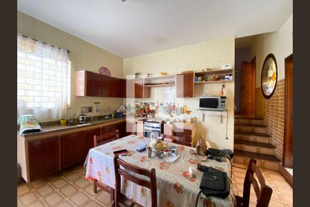 Casa à venda com 300m², 4 quartos e 2 vagas Casa à venda com 300m², 4 quartos e 2 vagasCozinha