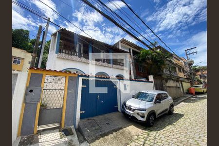 Casa à venda com 300m², 4 quartos e 2 vagas Casa à venda com 300m², 4 quartos e 2 vagasFachada
