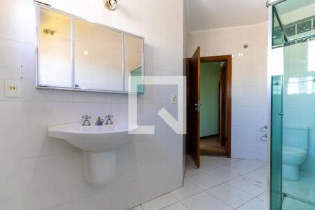 Casa à venda com 289m², 4 quartos e 2 vagasBanheiro da suíte 1