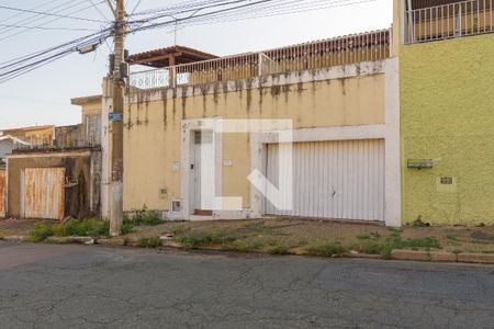 Casa à venda com 250m², 4 quartos e 2 vagas Casa à venda com 250m², 4 quartos e 2 vagasFachada