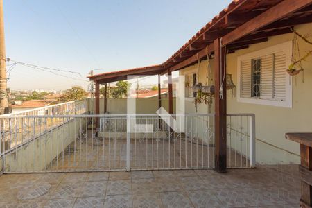 Casa à venda com 250m², 4 quartos e 2 vagas Casa à venda com 250m², 4 quartos e 2 vagasVaranda