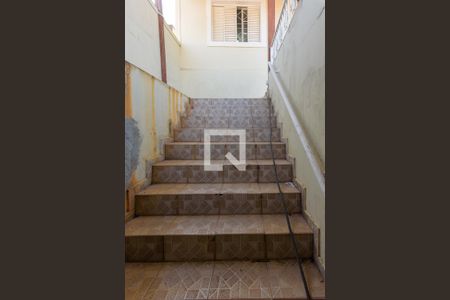 Casa à venda com 250m², 4 quartos e 2 vagas Casa à venda com 250m², 4 quartos e 2 vagasEscada