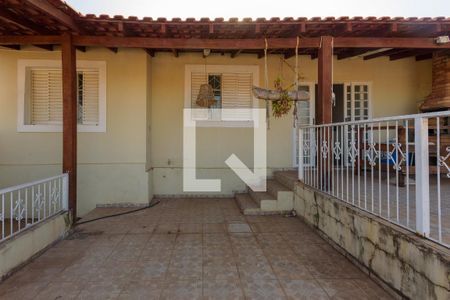 Casa à venda com 250m², 4 quartos e 2 vagas Casa à venda com 250m², 4 quartos e 2 vagasVaranda