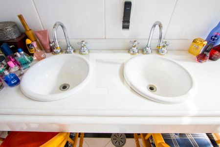 Apartamento à venda com 136m², 4 quartos e 3 vagasBanheiro do quarto 1